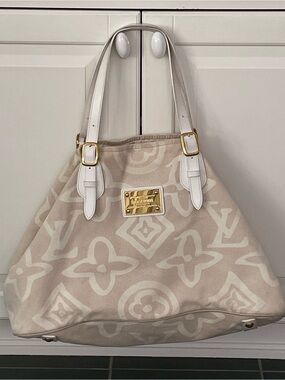 Louis Vuitton Tahitian Cabas Jumbo Monogram Gm bag.